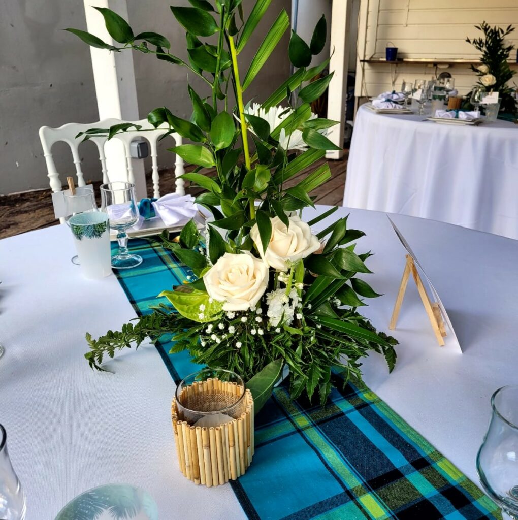 decoration de table pour un mariage madras bleu et fleur tropical-décoration -cérémonie - fleurs - espace - mariage - décoration - réception - extérieur - Martinique - maracudja .jpg